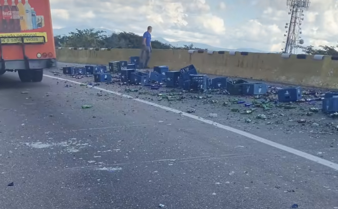 Distribuidor San Blas tiene una fuerte retención por accidente con botellas Polar (+ Video)
