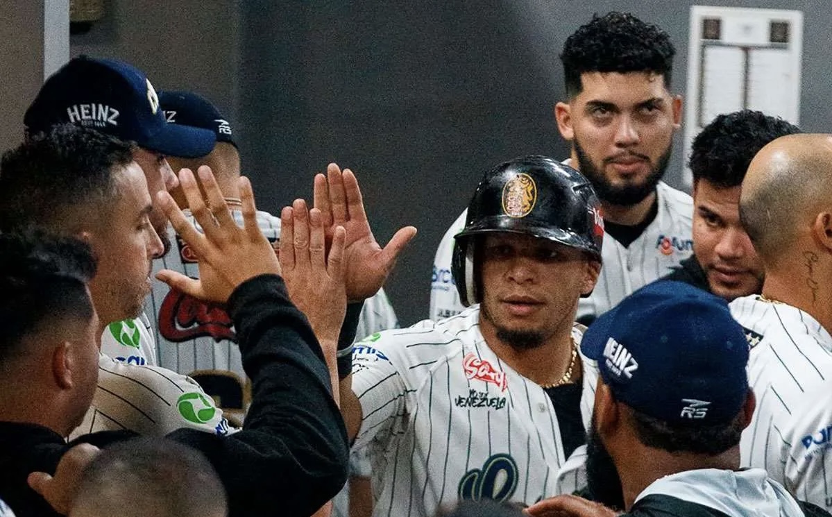 Leones del Caracas vapuleó a los Tiburones de La Guaira en el Monumental