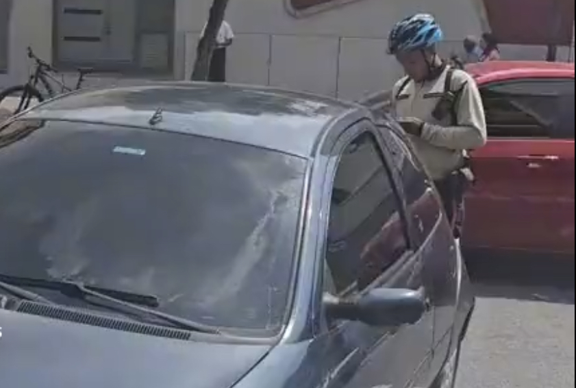 ¡Es viral! Una mujer obtiene miles de reproducciones por quejarse de un policía que puso una multa de tránsito (+ Video)