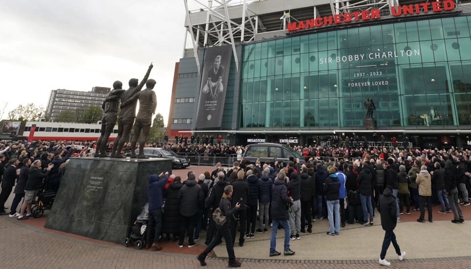 Miles de personas despiden a Bobby Charlton en las calles de Mánchester