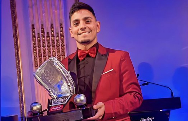 Andrés Giménez es el primer criollo en ganar el Guante de Platino