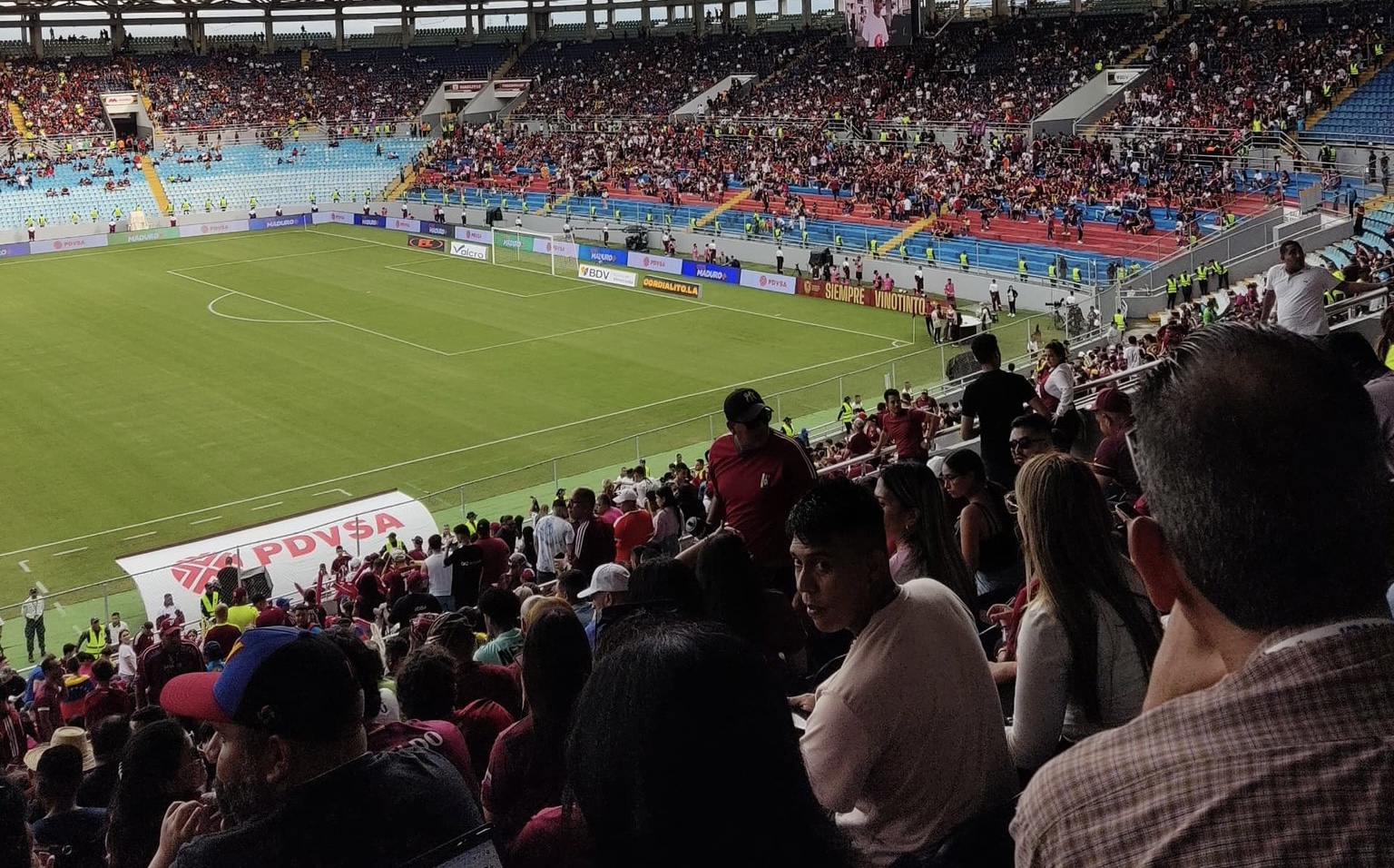 Pese a las lluvias en el Monumental de Maturín los fanáticos de la Vinotinto se acercan al estadio