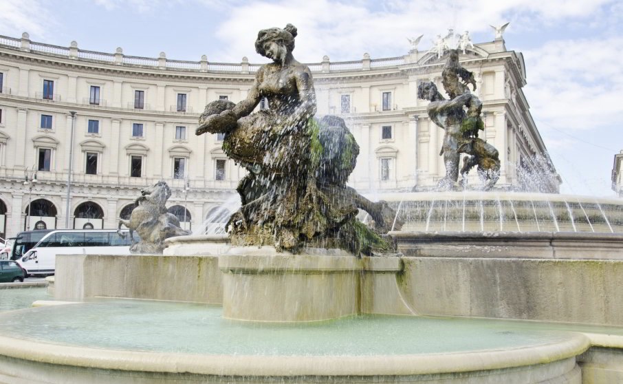 La Policía italiana detiene y golpea a un hombre por bañarse desnudo en una fuente (+ Video)