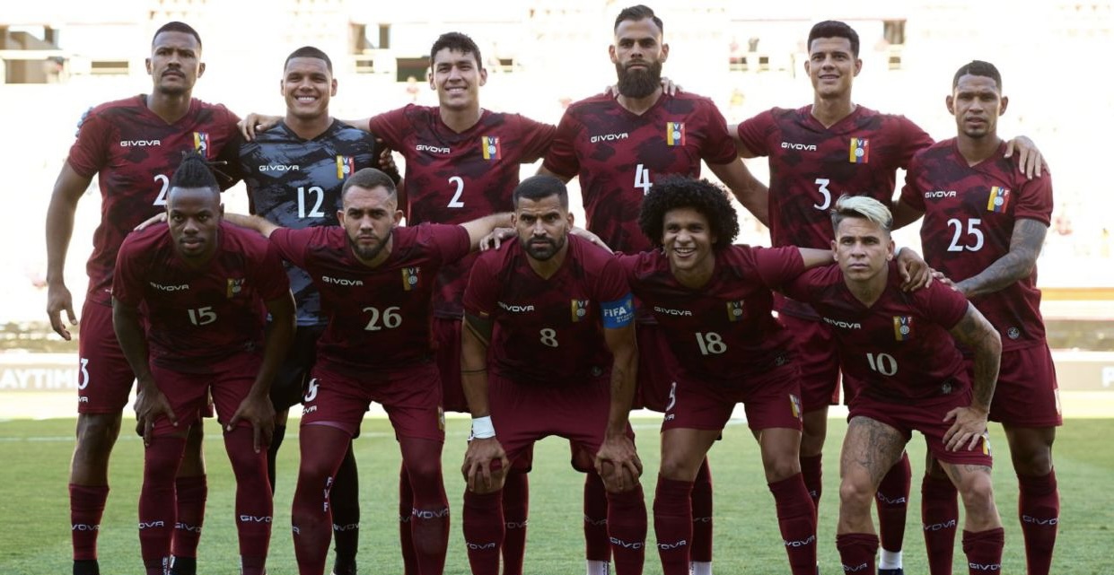 Yvan Gil denunció que Perú negó recarga de combustible al avión de la Vinotinto para su regreso al país