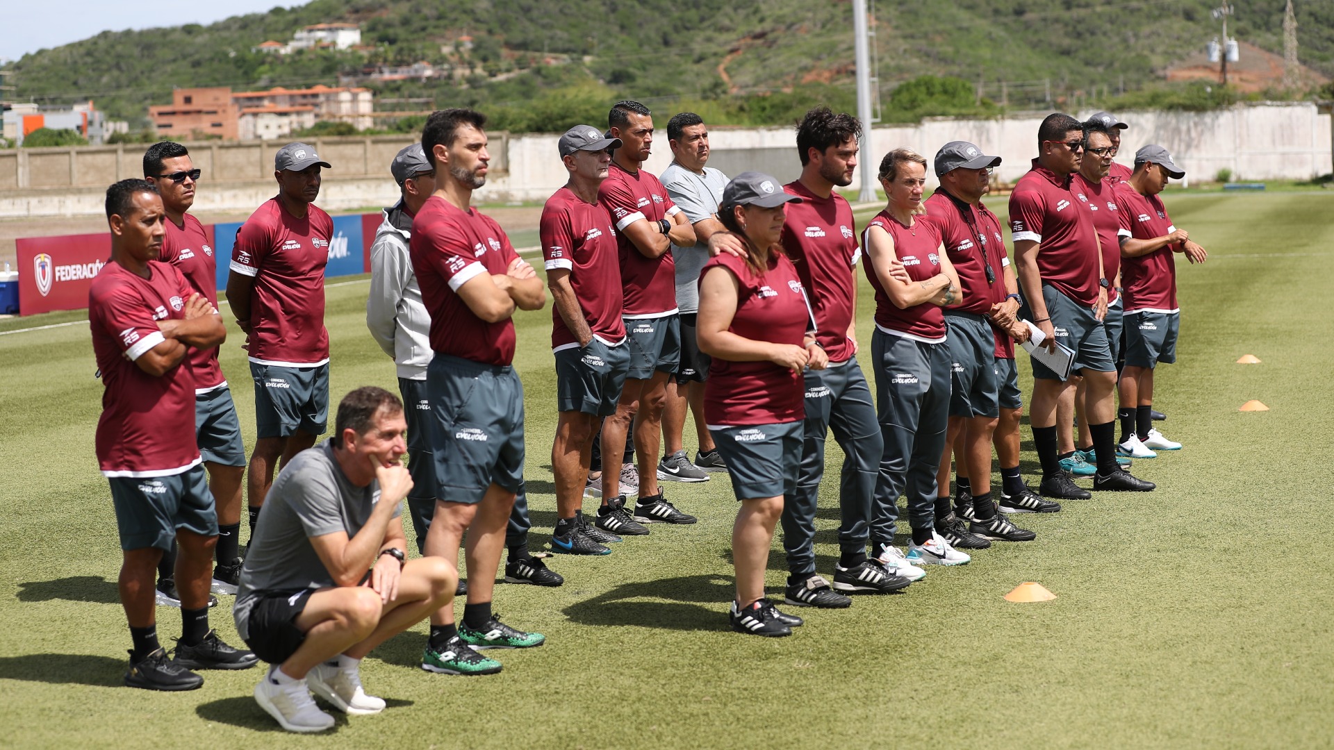 El centro de capacitación y desarrollo de la FVF imparte curso a entrenadores de fútbol en diversas modalidades