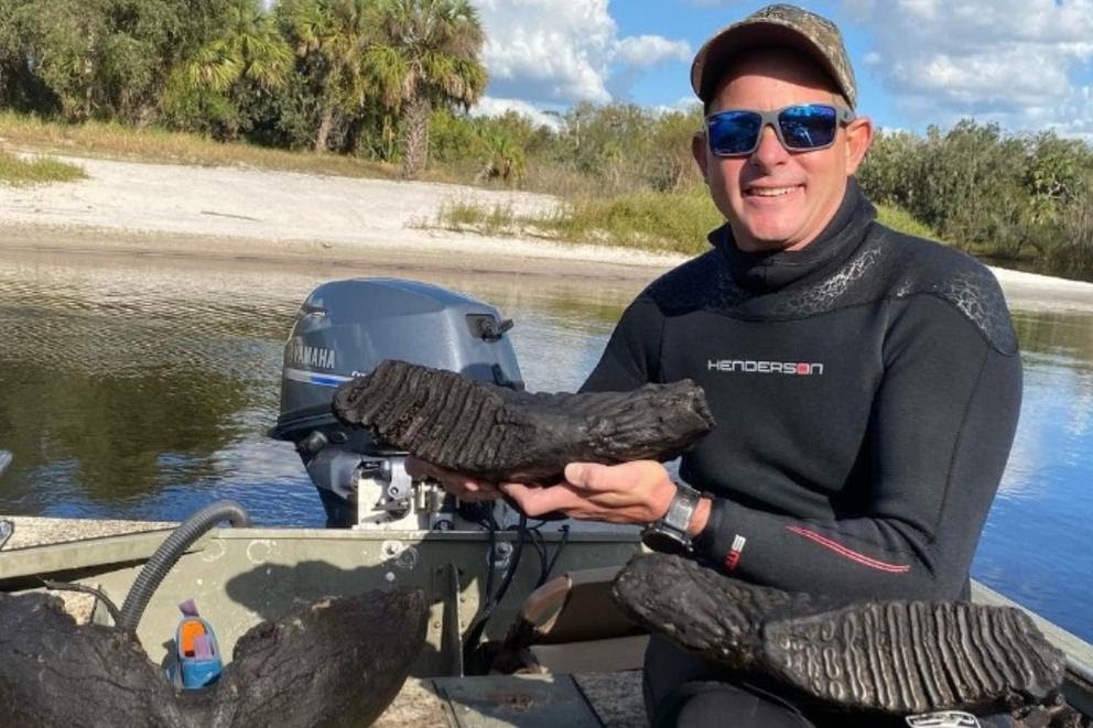 Navegaba por un río de Florida y encontró los dientes de un animal extinto hace miles de años