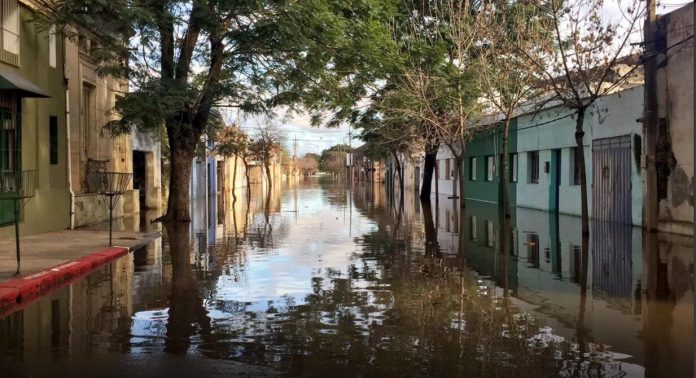 Crecida del río Uruguay obliga a desplazamiento de 3 mil personas