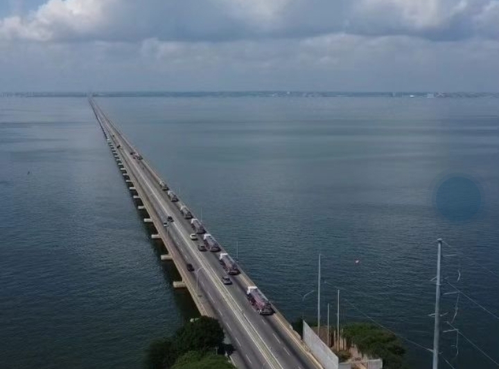 10 gandolas nuevas para distribución de combustible llegaron a Maracaibo por el puente sobre el Lago (+ Video)