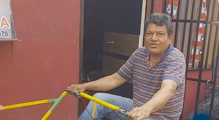 Adulto mayor se volvió viral tras manejar una rueda de la fortuna «ecológica» (+ Detalles)