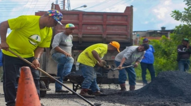 Colocan más de 100 toneladas de asfalto en el municipio Santiago Mariño