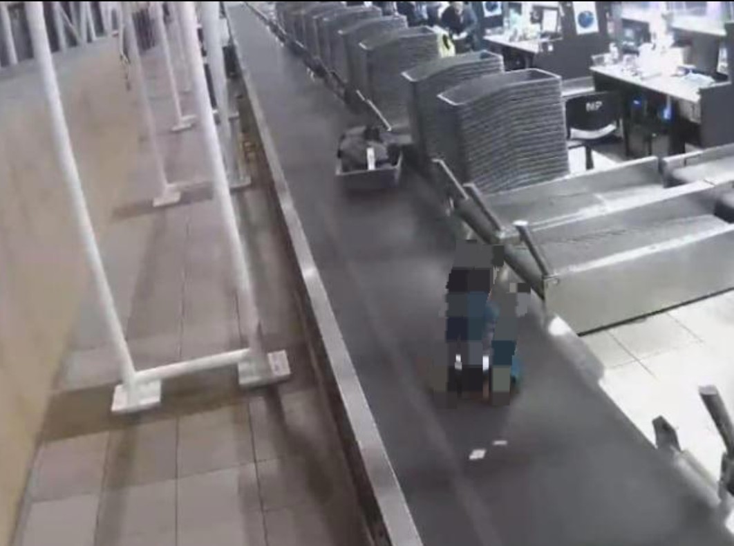 Rescatan a «Niño maleta» en el aeropuerto de Santiago (+ Vídeo)