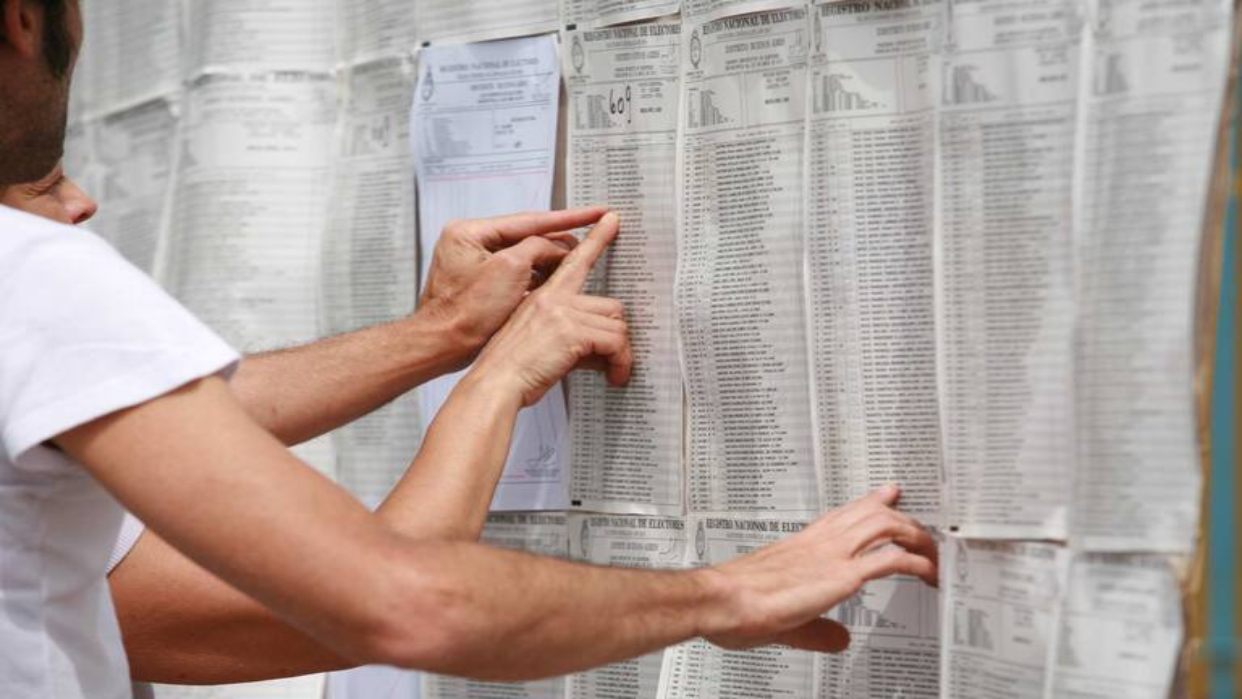 Abren los centros de votación para la segunda vuelta de las presidenciales en Argentina