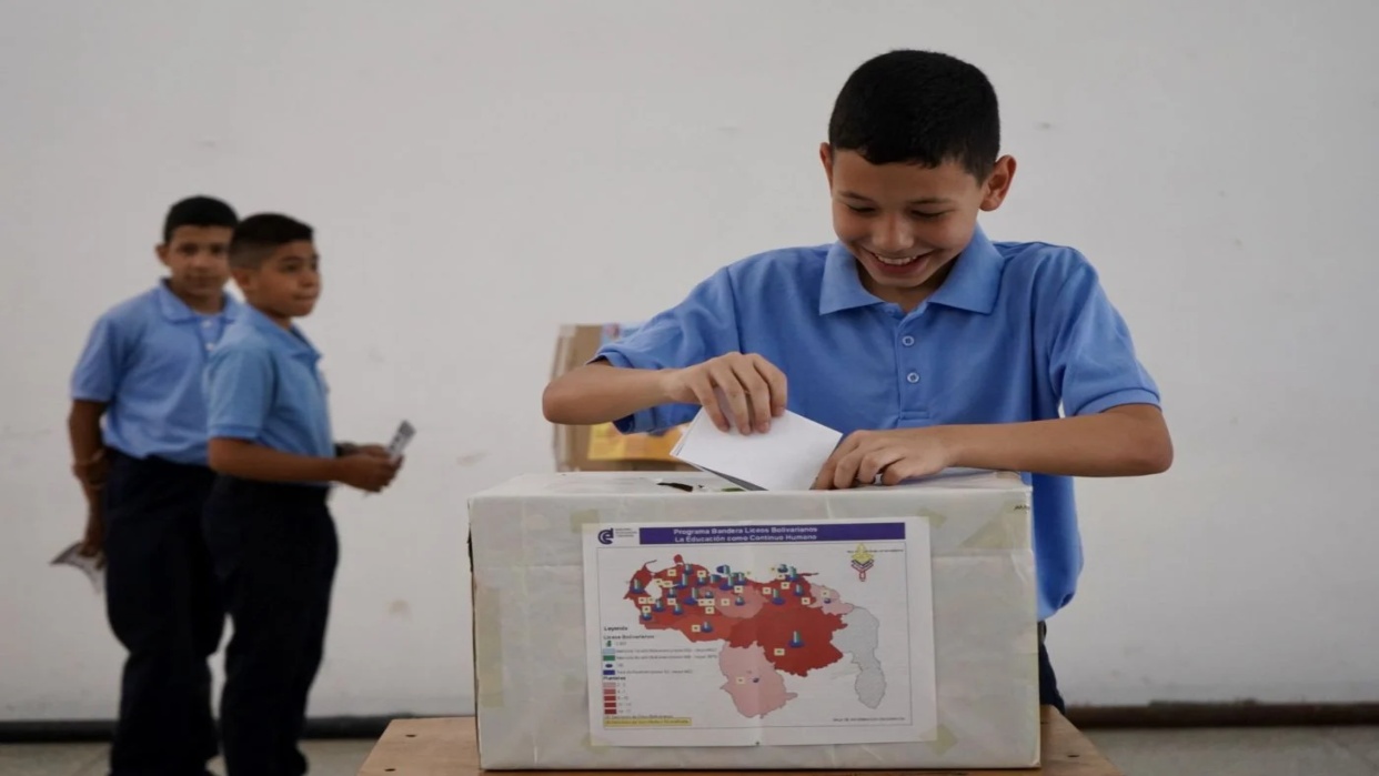 Activarán voto online para estudiantes de 12 a 18 años para el referéndum consultivo