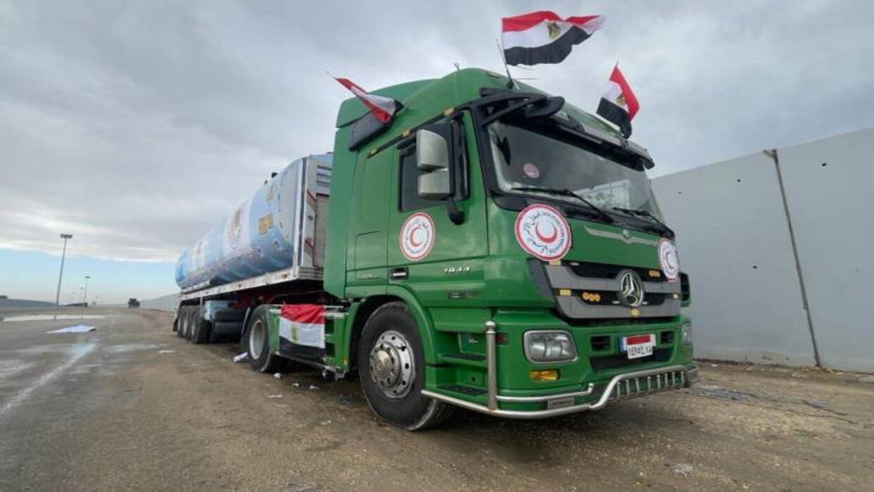 Entra el primer camión de combustible a Gaza desde el inicio de la guerra