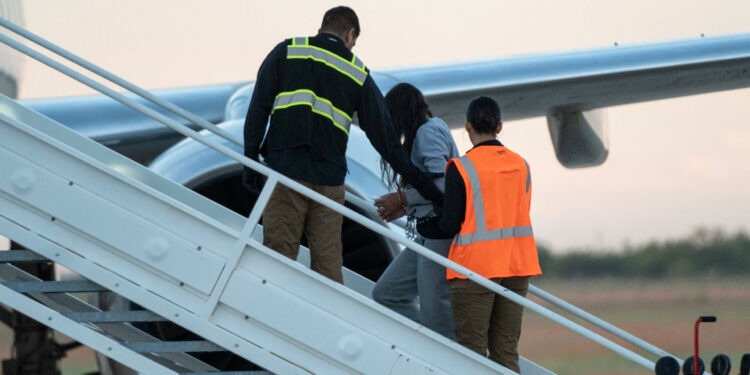 EE.UU. deportó a un nuevo grupo de migrantes venezolanos hacia su país (+ Video)