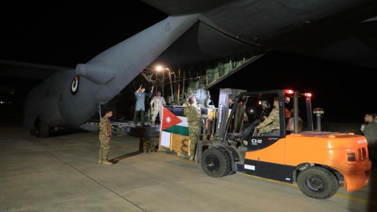 El Ejército de Jordania lanza ayuda médica a un hospital de Gaza desde el aire