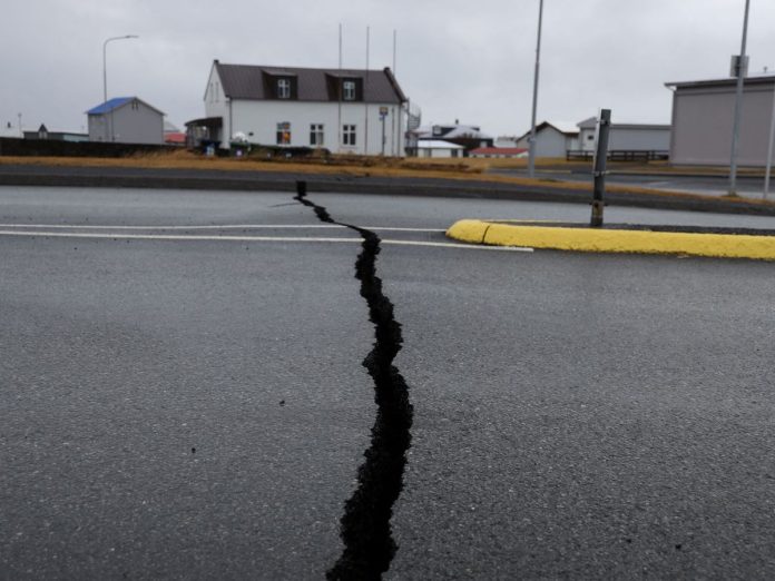 Prevén posible erupción del volcán en Islandia tras intensos sismos