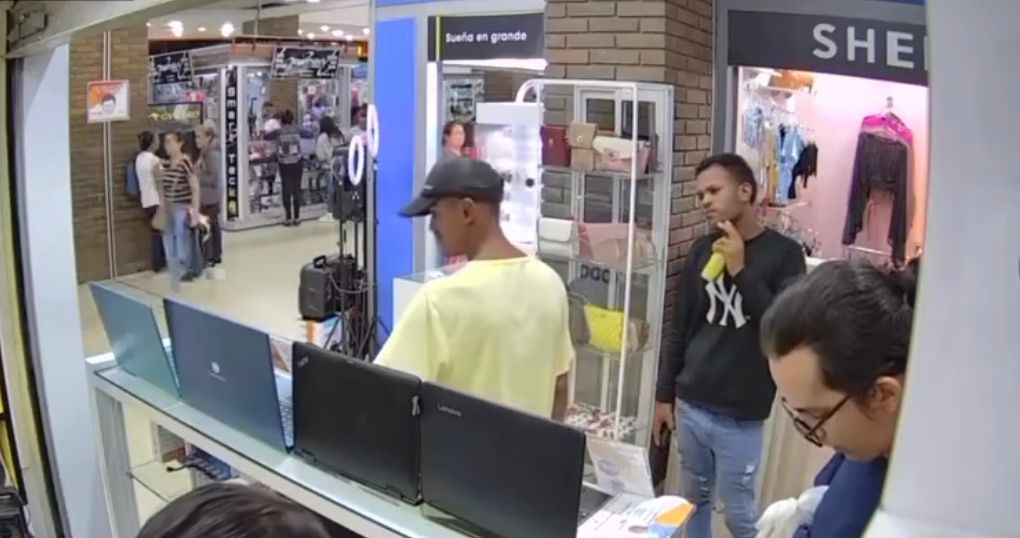 Sujetos se roban una laptop en el C.C. Gran Bazar de Maracaibo y queda registrado (+ Video)