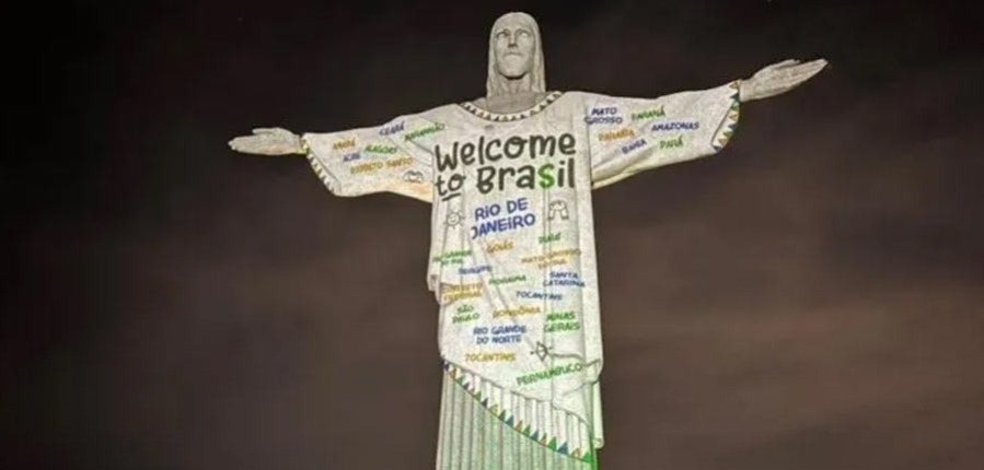 Taylor Swift es recibida en Brasil de brazos abiertos por un Cristo Redentor iluminado