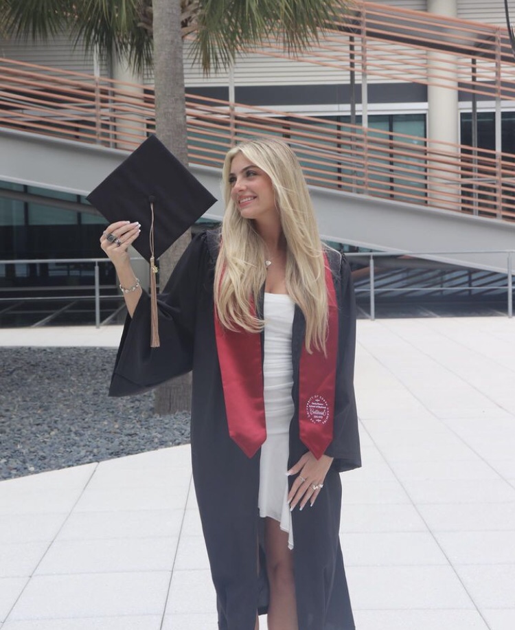 Joven recién graduada llora por tener que trabajar 8 horas diarias