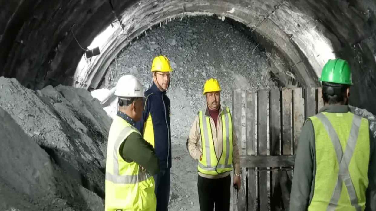 India: evalúan opciones para rescatar a obreros atrapados en un túnel en construcción