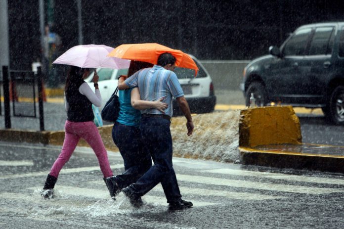 Continúan las lluvias vespertinas con descargas eléctricas en parte del país