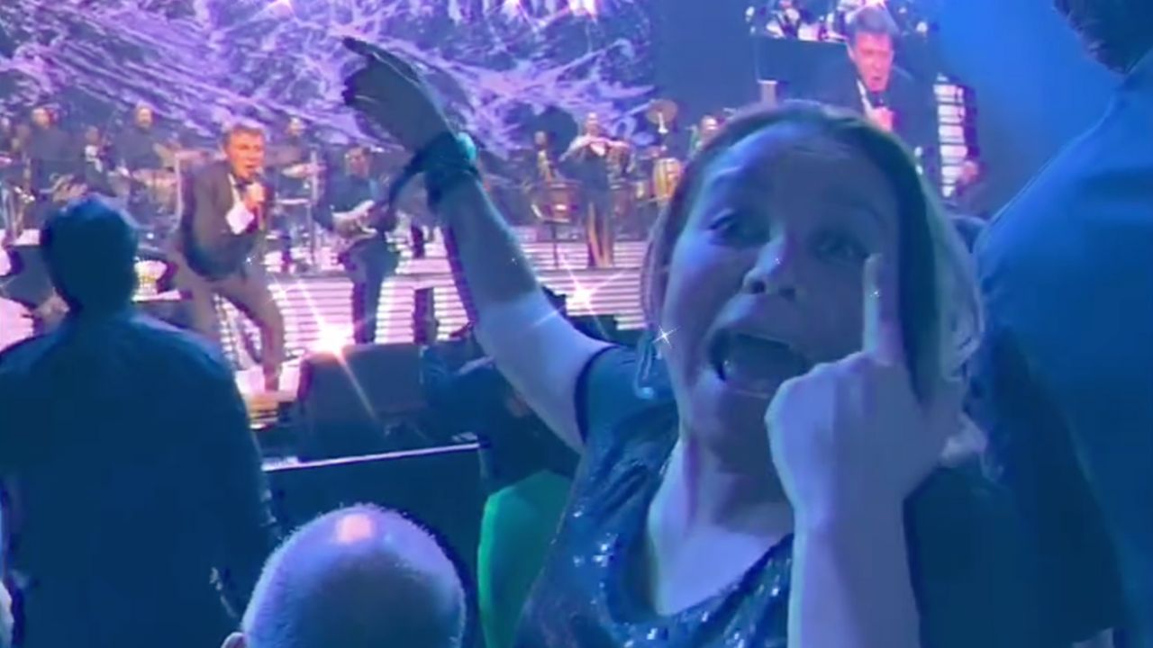 Fue al concierto de Luis Miguel solo para tomarse selfies y grabar historias (+ Video)