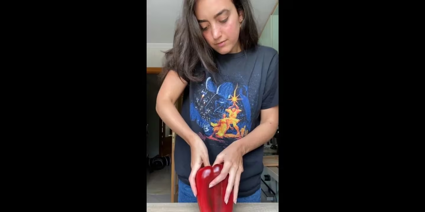 Mostró el truco para cortar un pimentón rápido y sin desperdicio y se volvió viral