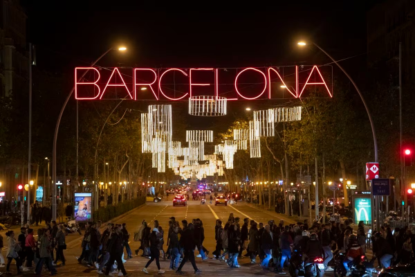 Barcelona prevé cerrar el centro a los coches si se saturan los aparcamientos por las compras de Navidad