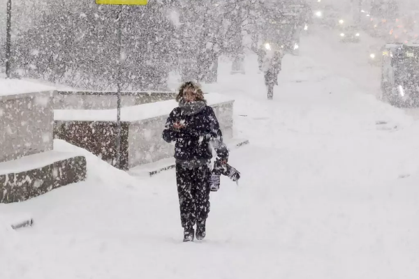 Fuertes nevadas perturban el tráfico en carreteras y aeropuertos en Moscú