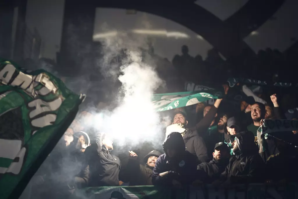 Posponen partidos en Grecia luego de enfrentamientos; un policía está en condición crítica