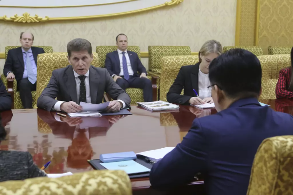 Rusia y Corea del Norte hablan de lazos económicos