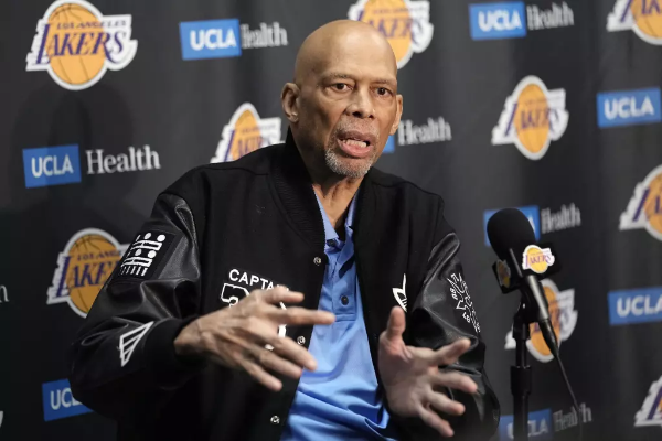 A Kareem Abdul-Jabbar le esperan tres meses de recuperación tras cirugía por fractura de cadera