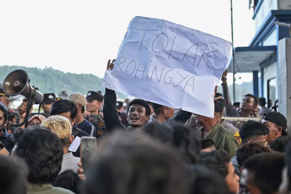 Protestan en Indonesia por arribo de migrantes rohingya
