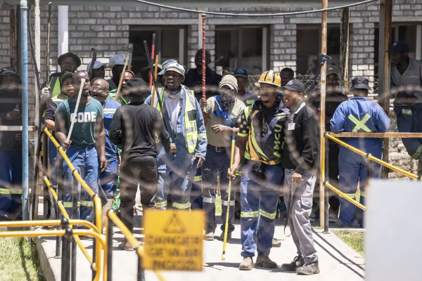 Más de 2.000 mineros extienden por 2do día protesta subterránea en Sudáfrica