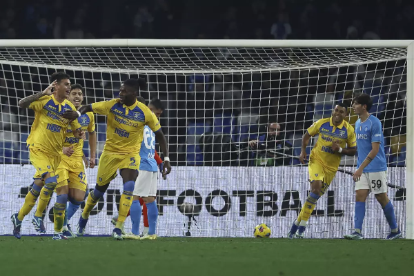 Frosinone vapulea 4-0 a Napoli y llega a cuartos de Copa Italia por 1ra vez