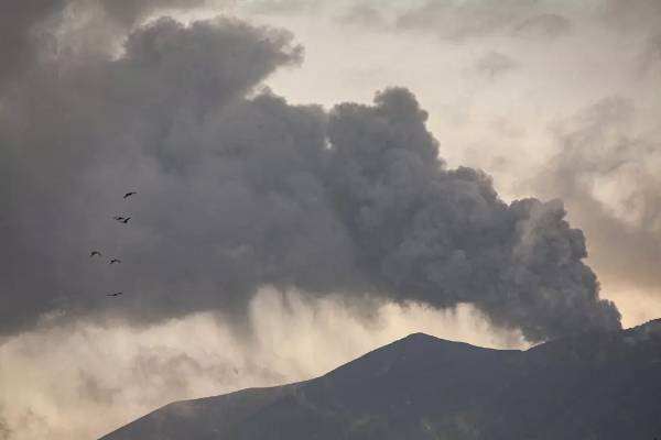 Cenizas volcánicas expulsadas por el monte Marapi causan cierre de aeropuertos en Indonesia