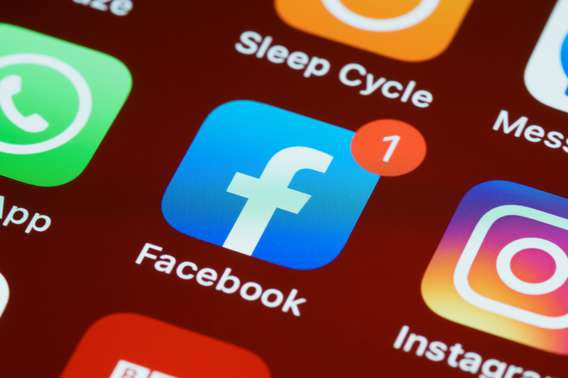 Debido a la dependencia a Internet, California educará a los niños contra las fake news