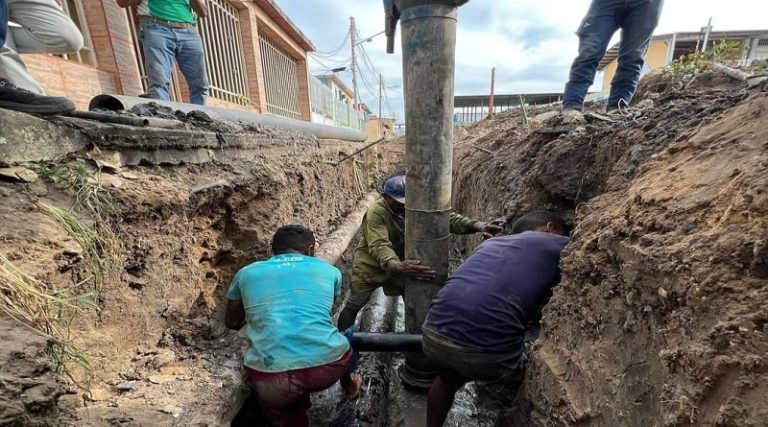 Realizan mantenimiento en red de aguas servidas en Falcón