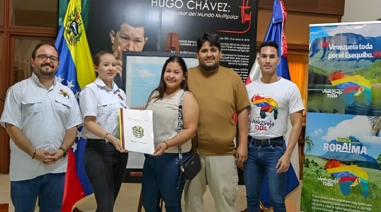 Embajada de Venezuela en Dominicana entrega registros de nacimientos