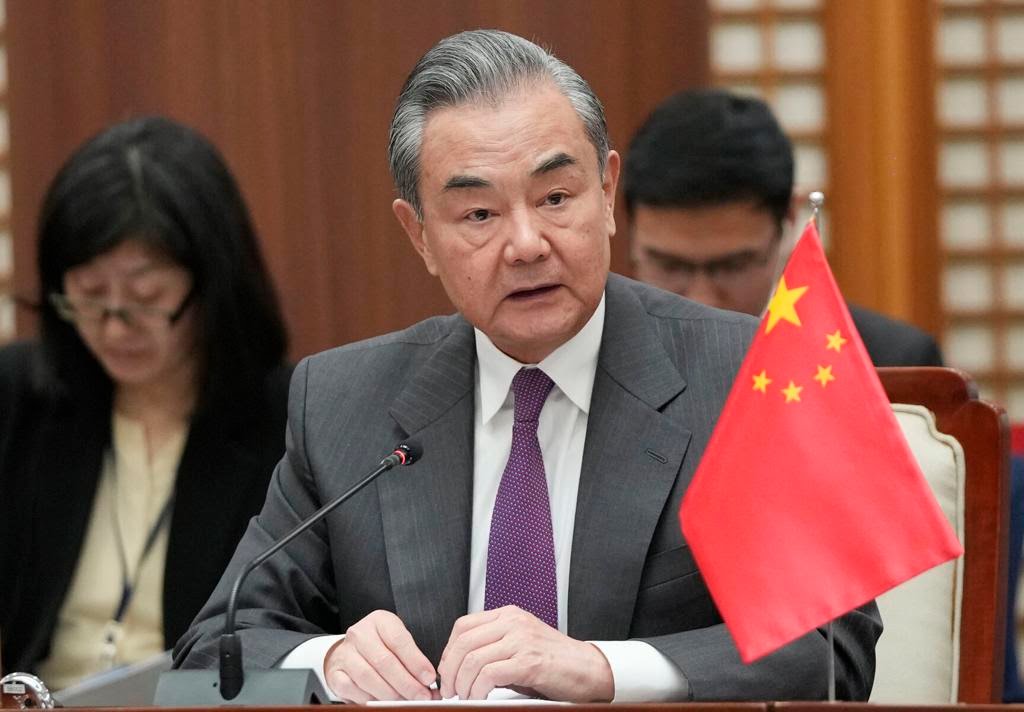China advierte a Filipinas que mantendrá la presión militar