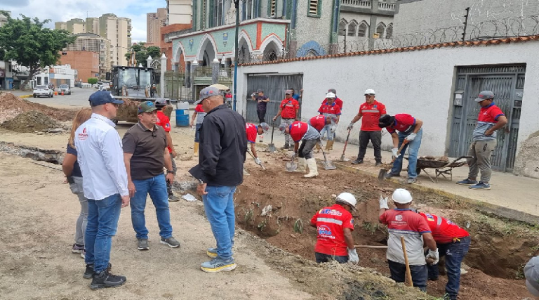 Supervisan avances de recuperación de colector de aguas servidas en La Yaguara
