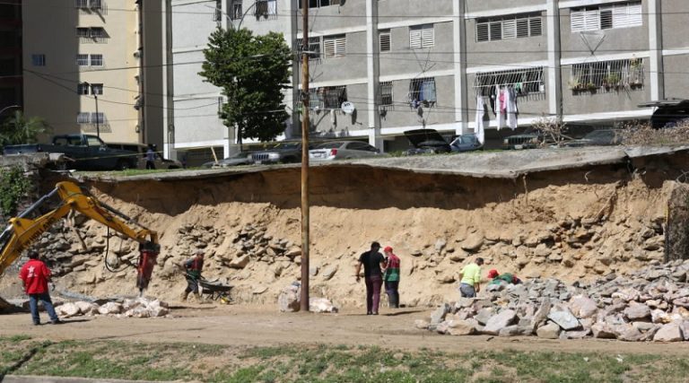 Avanzan los trabajos de recuperación en la autopista Valle-Coche en Caracas
