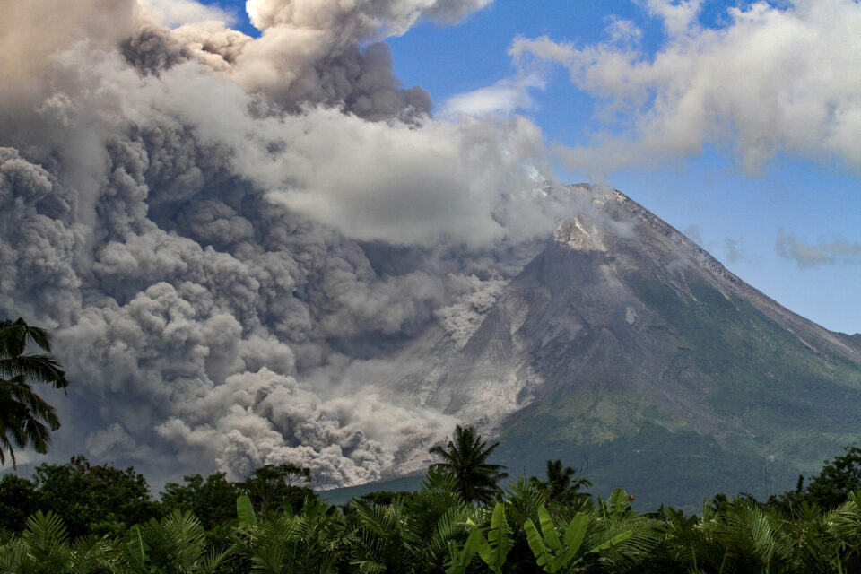 Sube a 22 el saldo mortal por erupción del volcán Marapi