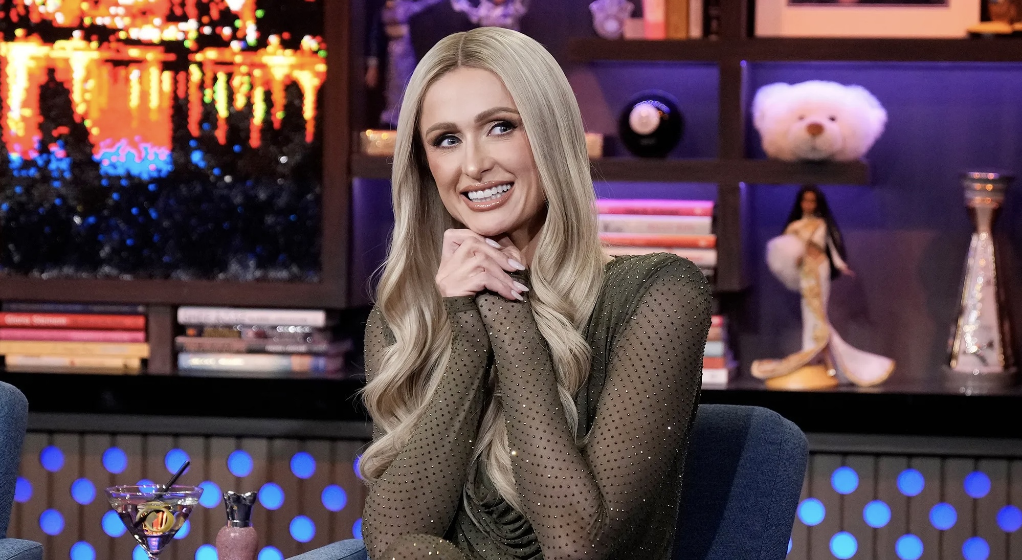 Paris Hilton explica porqué no cambió el pañal a su hijo durante su primer mes