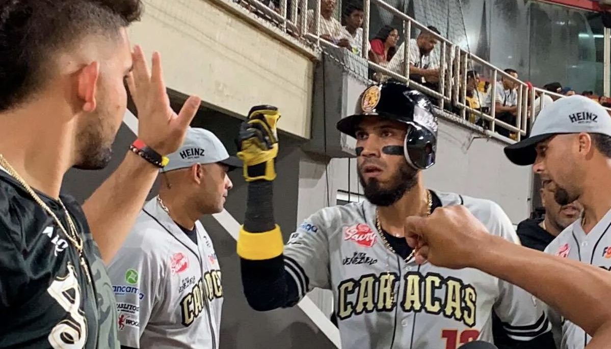 Los Leones del Caracas derrotaron a los Navegantes del Magallanes y aseguraron la serie