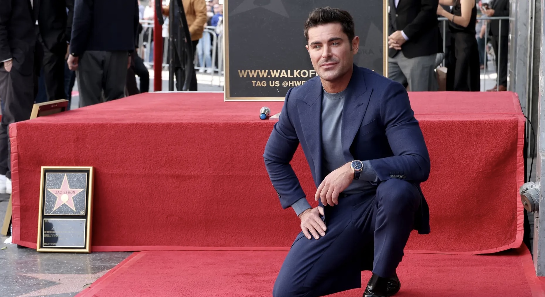 Zac Efron recibió su estrella en el Paseo de la Fama junto a su familia y agradeció a Matthew Perry