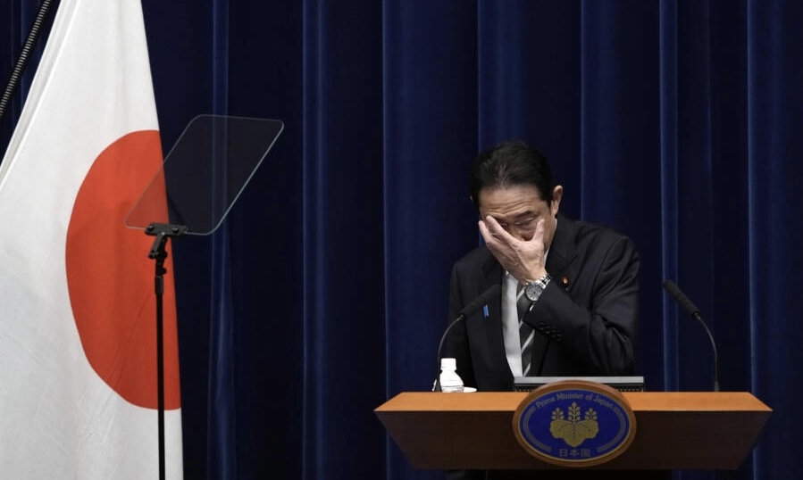 Renuncian cuatro ministros japoneses por un escándalo de sobornos