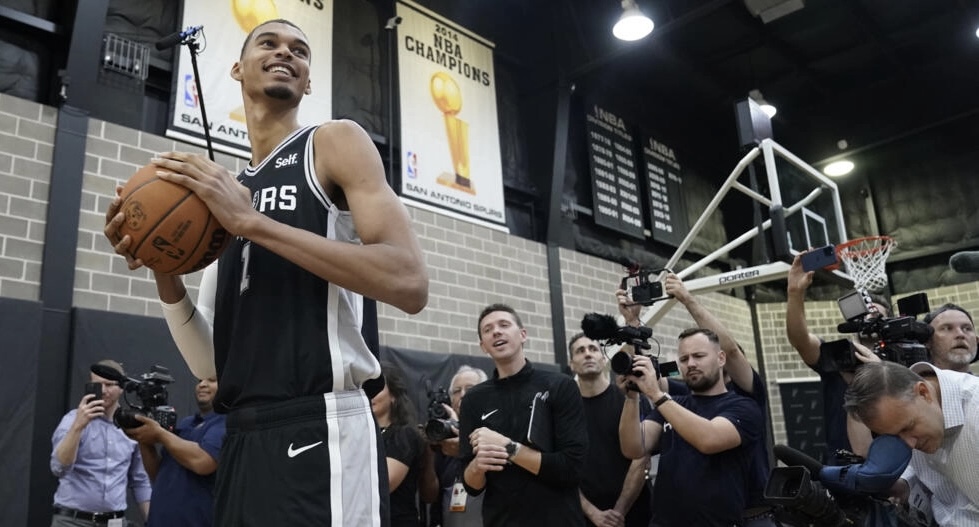 El basquetbolista prodigio Víctor Wembanyama debuta en la NBA