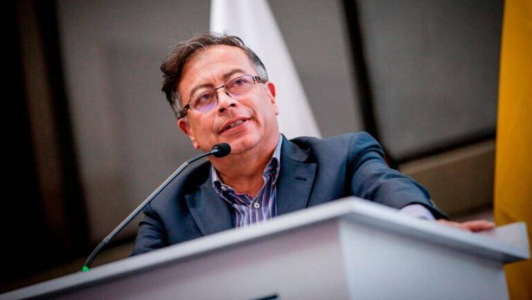 Presidente de Colombia decreta un aumento del salario mínimo de 12% en 2024